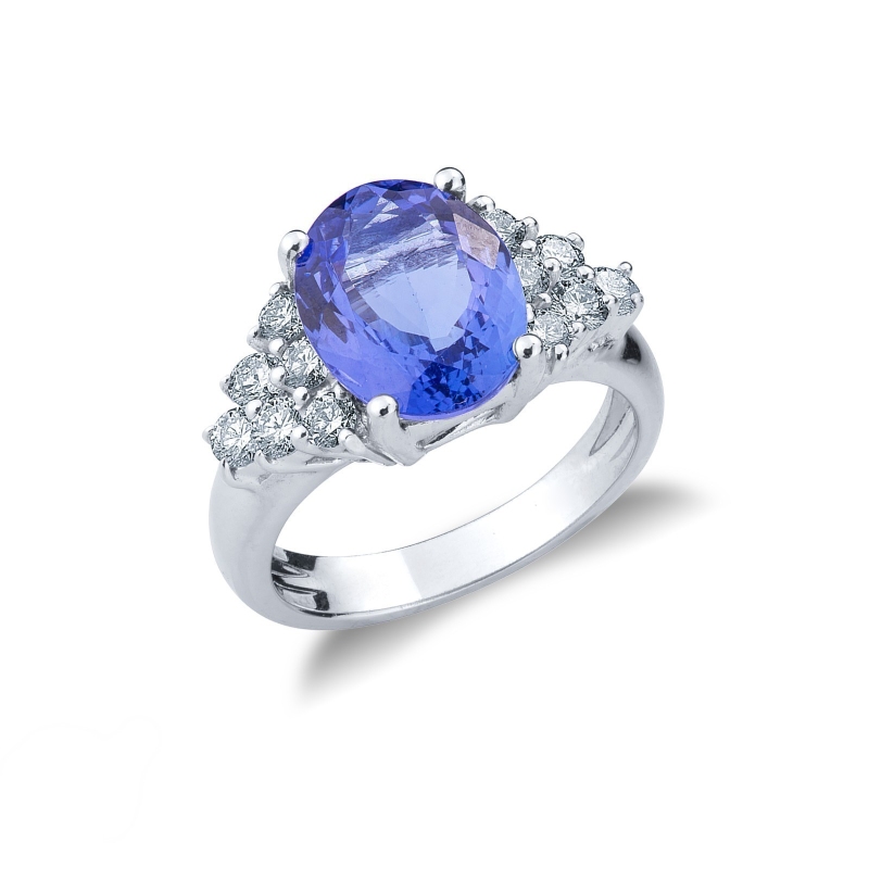 Bague en or blanc 18k avec tanzanite taille ovale et diamants.