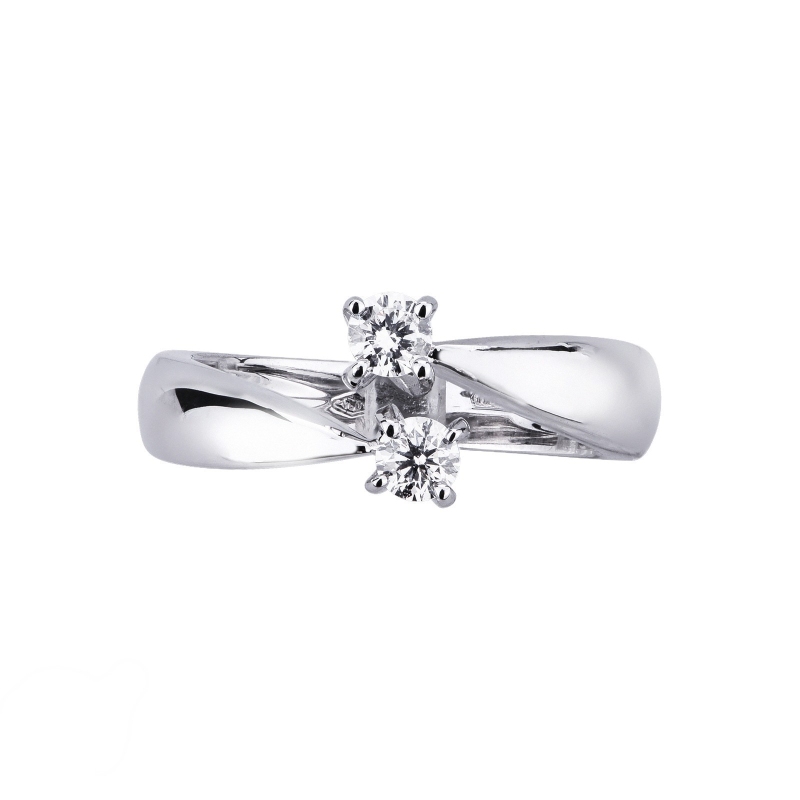 Bague contrarié en or blanc 18k est orné de deux diamant