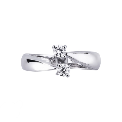 Bague contrarié en or blanc 18k est orné de deux diamant