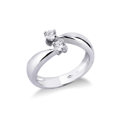 Bague contrarié en or blanc 18k est orné de deux diamant