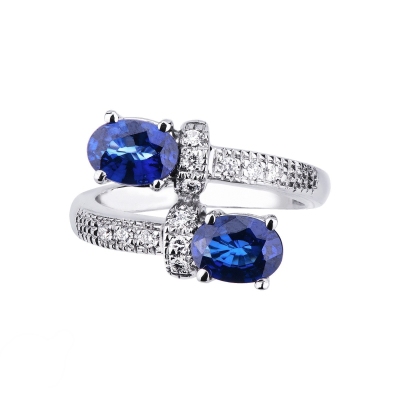 Bague Contrarié en Or Blanc 18k avec Saphirs Bleus et Diamants
