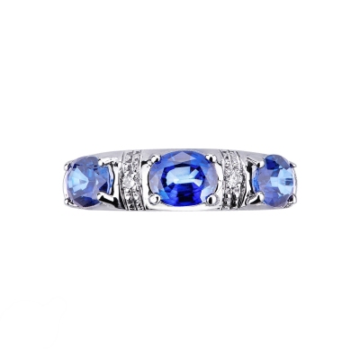 Bague en or blanc 18 carats avec saphirs bleus et diamants
