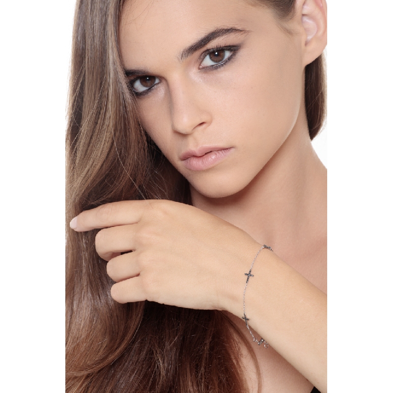 Bracelet en or blanc 18 carats avec des croix en diamants noirs