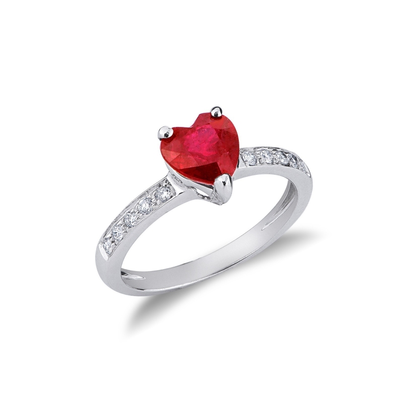 Bague rubis en forme de coeur pavée de diamants