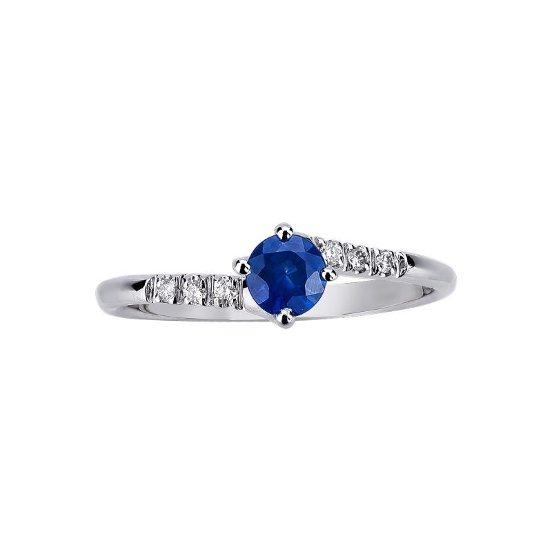 Bague en or blanc 18k avec un saphir bleu