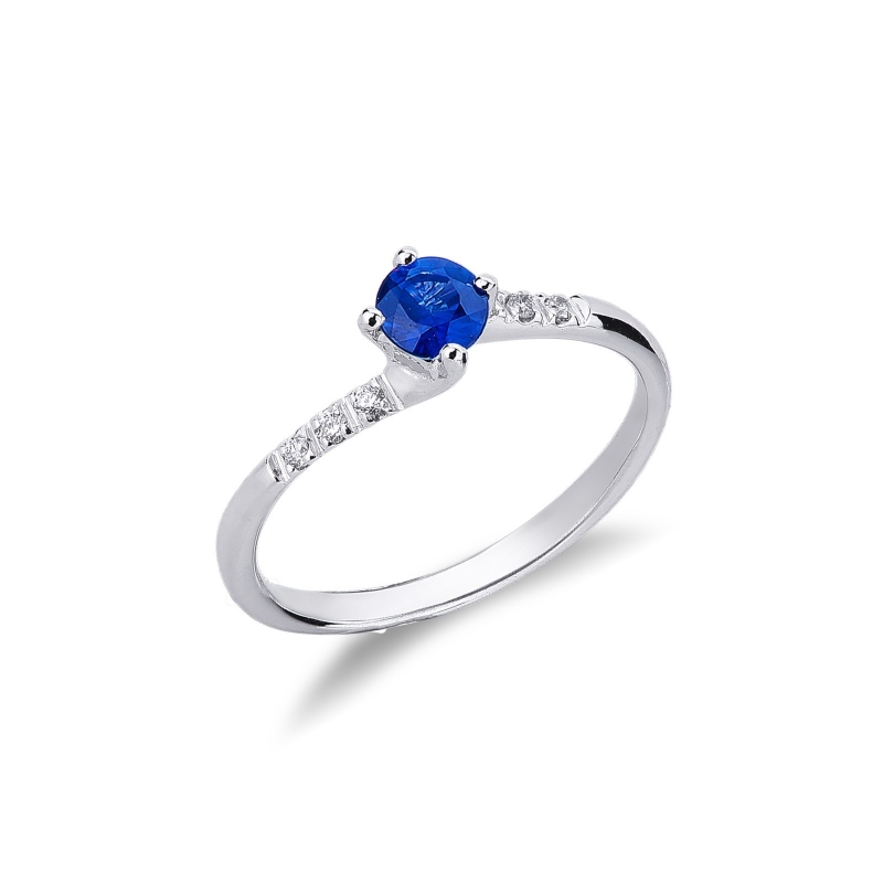 Bague en or blanc 18k avec un saphir bleu