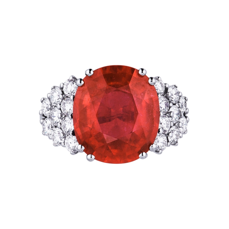 Bague en or blanc 18 carats avec un rubis au centre 