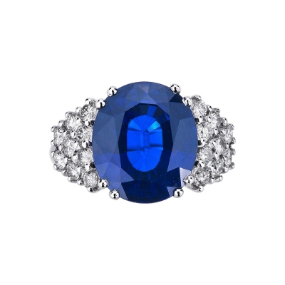Bague en or blanc 18k avec un grand saphir bleu central et diamants