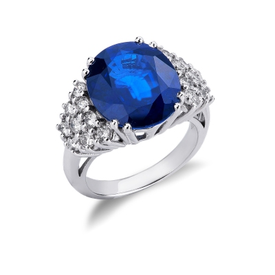 Bague en or blanc 18k avec un grand saphir bleu central et diamants