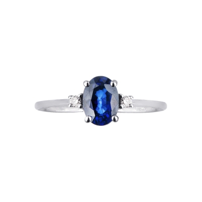 Bague en or blanc 18k avec saphir bleu ovale et diamants