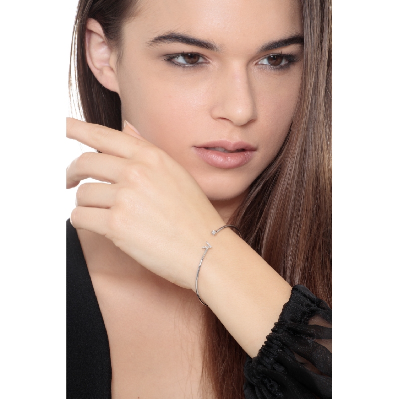 Bracelet rigide en or blanc 18k avec lettre V et diamants