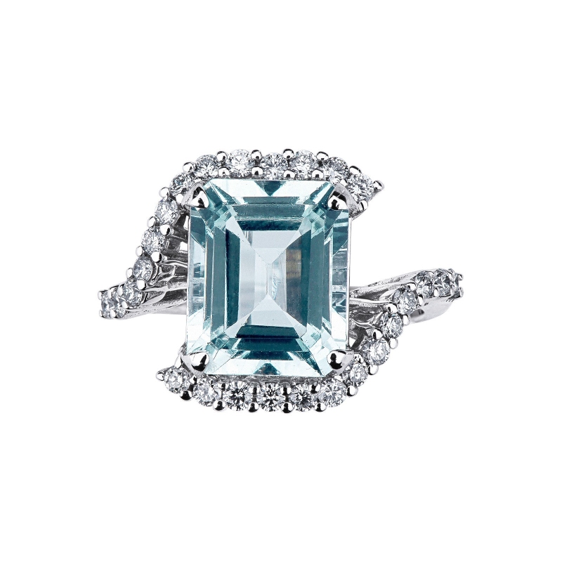 Bague en or blanc 18k avec aigue-marine entourée de diamants