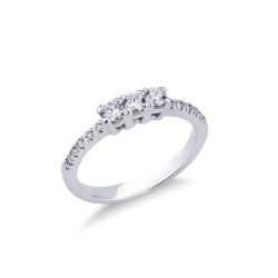 Bague en or blanc 18 carats sertie de trois diamants