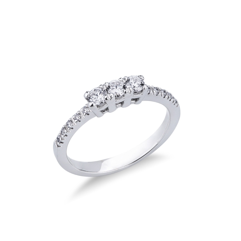 Bague en or blanc 18 carats sertie de trois diamants