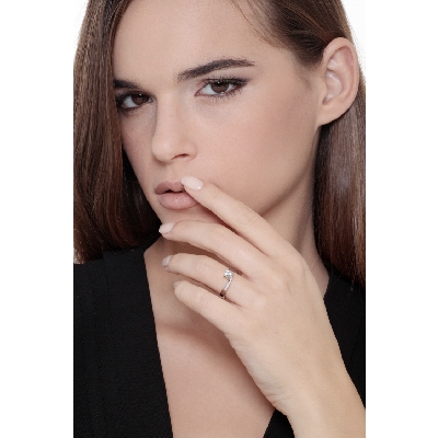 Bague solitaire avec un diamant de 0.50 ct en or blanc 18k