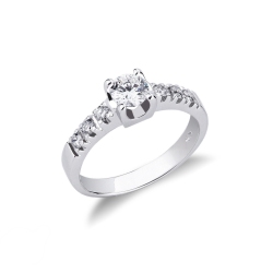 Bague solitaire à griffes quatre branches en or blanc 18k
