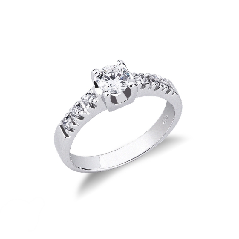 Bague solitaire à griffes quatre branches en or blanc 18k