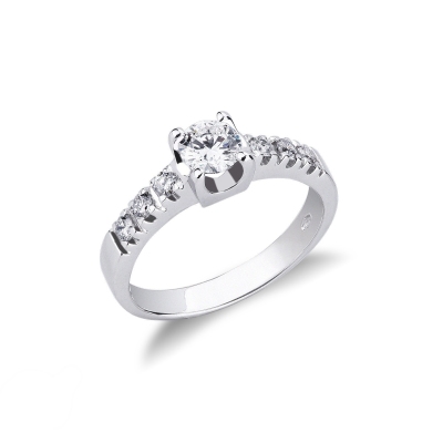 Bague solitaire à griffes quatre branches en or blanc 18k