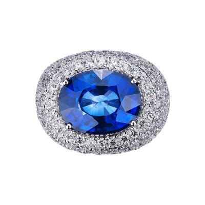 Bague femme en or blanc 18k avec saphir bleu ovale et pavé de diamants
