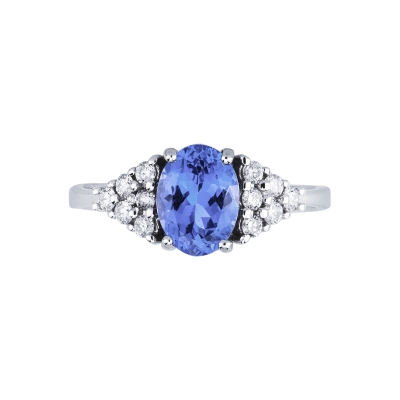 Bague en or blanc 18k avec tanzanite et 6 diamants de chaque côté disposés en triangle.