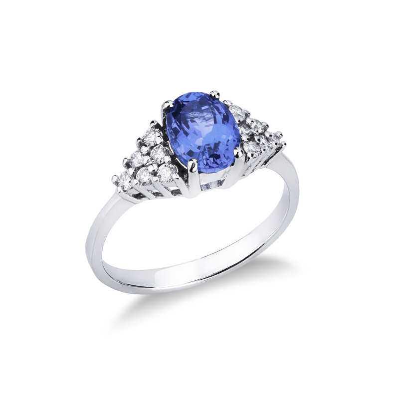 Bague en or blanc 18k avec tanzanite et 6 diamants de chaque côté disposés en triangle.