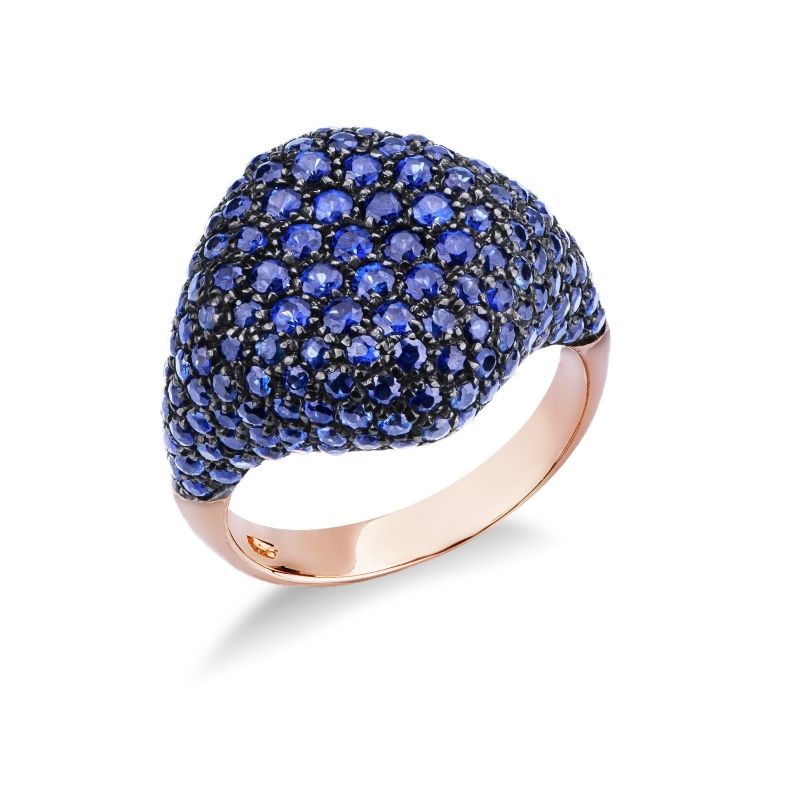 Bague chevalière en or rose 18k avec pavé de saphirs bleus