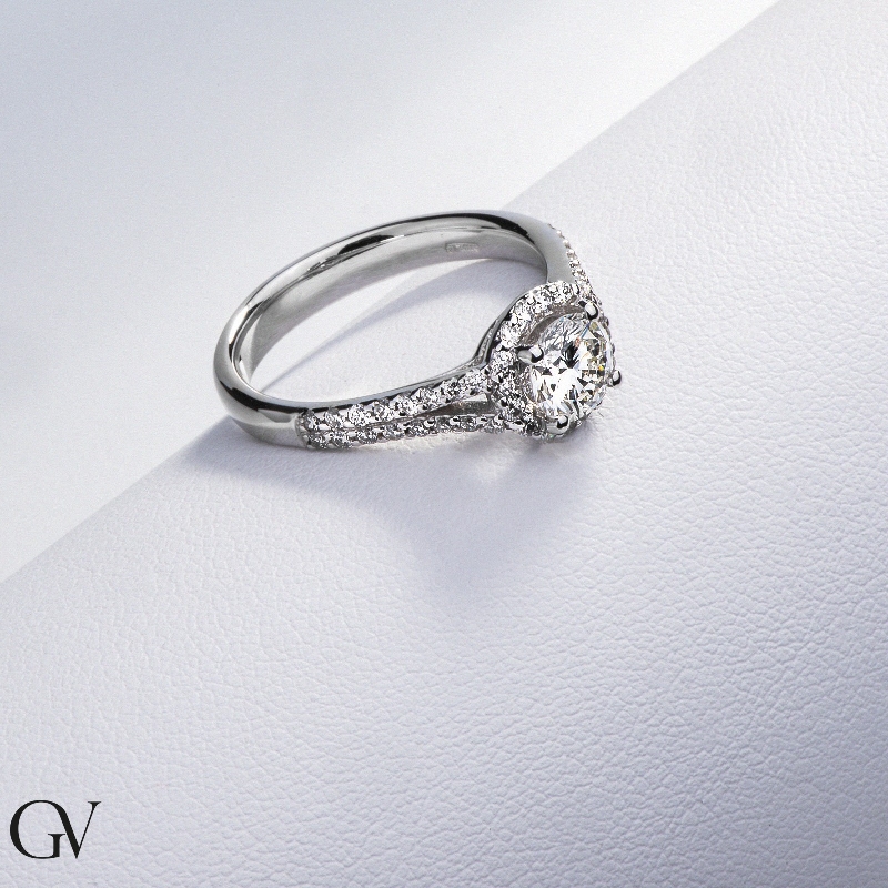 Bague solitaire avec diamant central 0.70 ct 