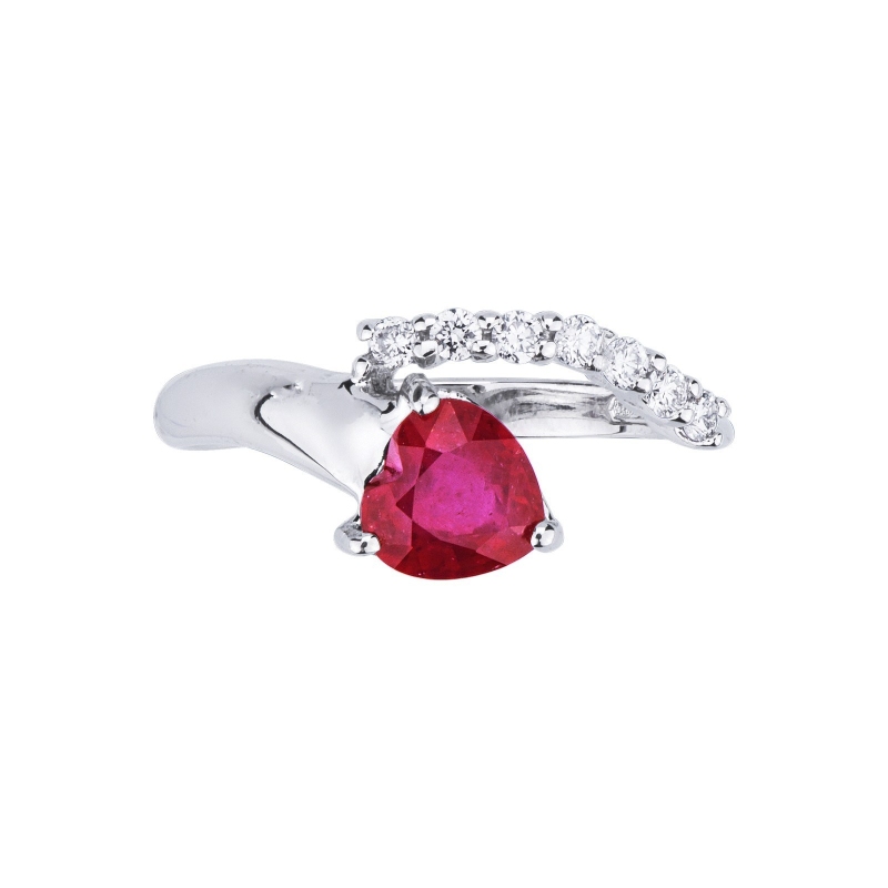 Bague en or blanc 18k avec rubis en forme de cœur et diamants