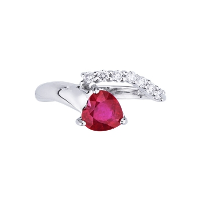 Bague en or blanc 18k avec rubis en forme de cœur et diamants