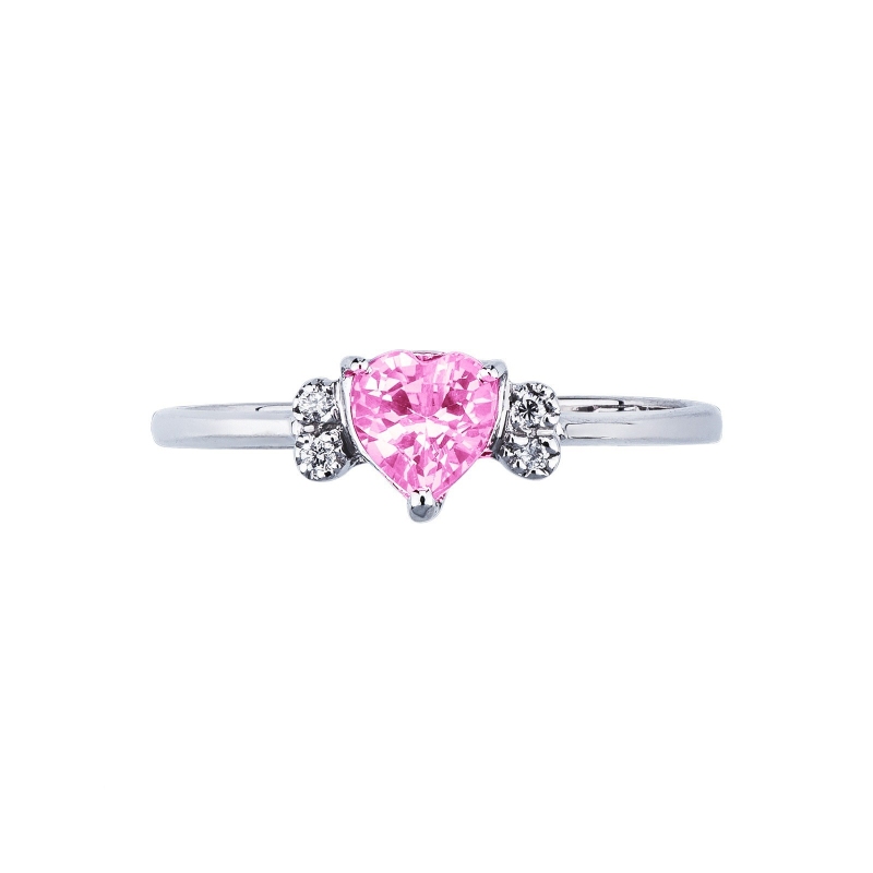 Bague en or blanc 18k avec saphir rose en forme de cœur et diamants.