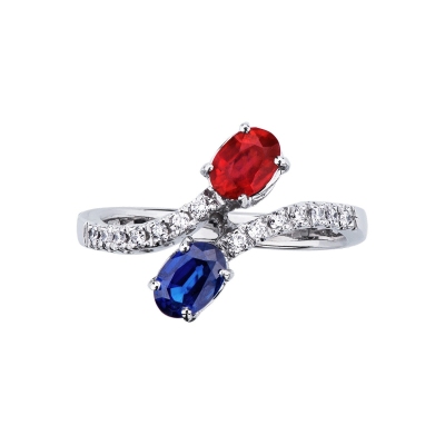 Bague contrarié en or blanc 18k avec un saphir bleu et un rubis
