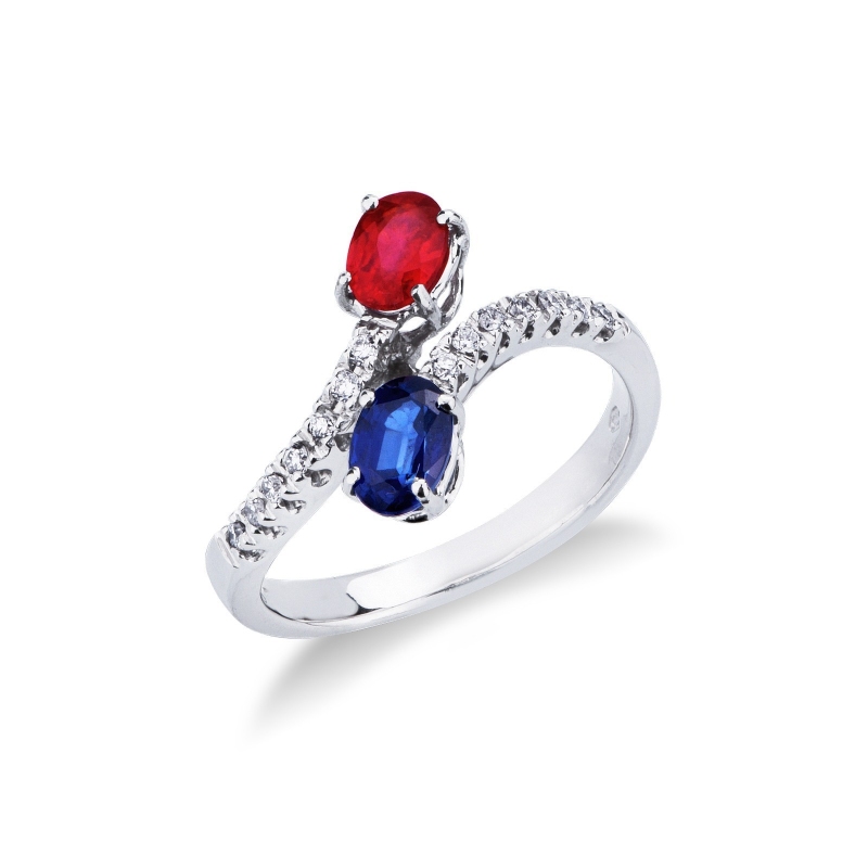Bague contrarié en or blanc 18k avec un saphir bleu et un rubis