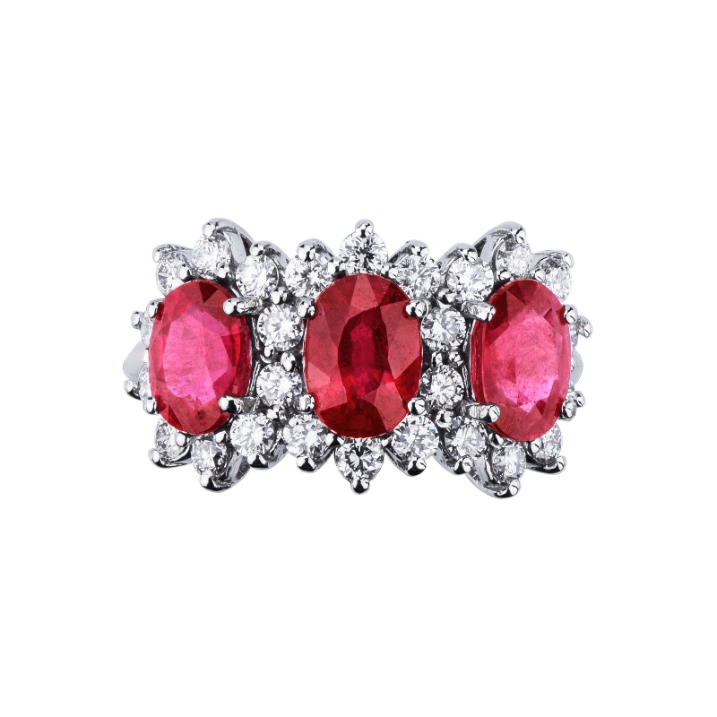 Bague en or blanc 18K avec trois rubis ovales et diamants