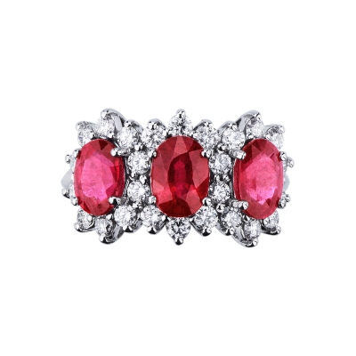 Bague en or blanc 18K avec trois rubis ovales et diamants