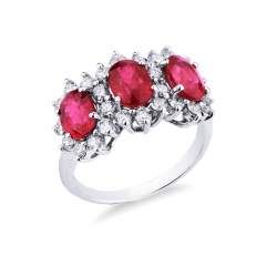 Bague en or blanc 18K avec trois rubis ovales et diamants
