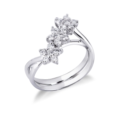 Bague pour femme en or blanc 18k ornée de trois fleur en diamants