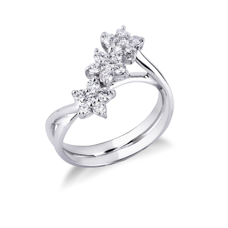Bague pour femme en or blanc 18k ornée de trois fleur en diamants