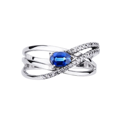 Bague en or blanc 18k sertie de diamants et d’un saphir bleu 