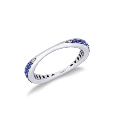 Bague en or blanc 18k avec des saphirs bleus