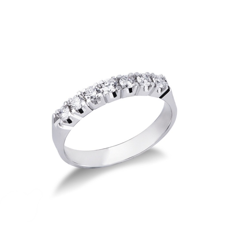 Demi alliance en or blanc 18k avec 7 diamants 0.40 ct