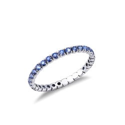 Bague d'éternité en or blanc 18k composée de saphirs bleus
