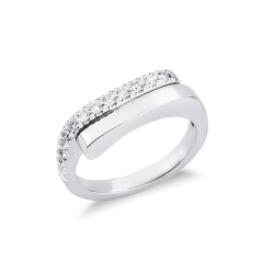 Bague contrarié design en or blanc 18k avec diamants