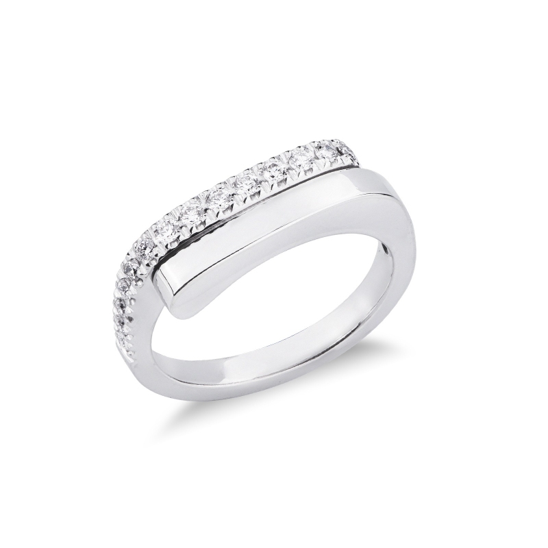 Bague contrarié design en or blanc 18k avec diamants