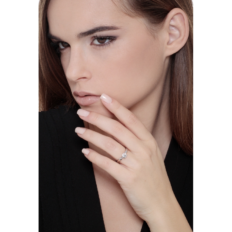 Solitaire bague en or blanc 18k avec diamant 0.70 ct