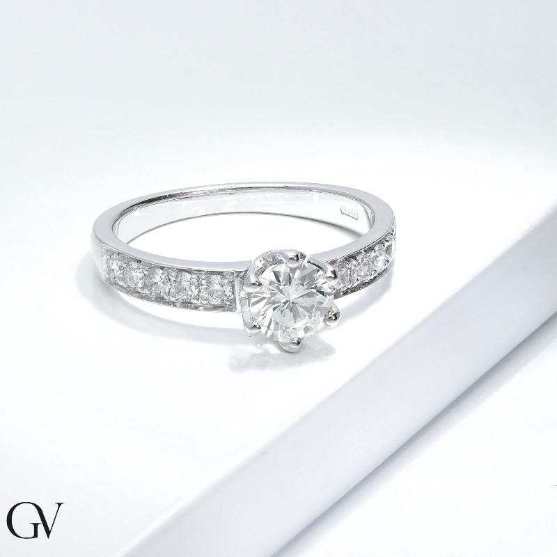 Bague solitaire en or blanc 18 carats et diamant central de 0,70 ct