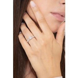 Solitaire en or blanc 18 ct avec diamant central de 0,80 ct 2