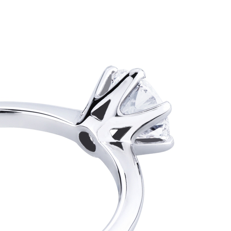 Bague solitaire avec diamant ct. 1,00 à six griffes en or blanc 18 ct