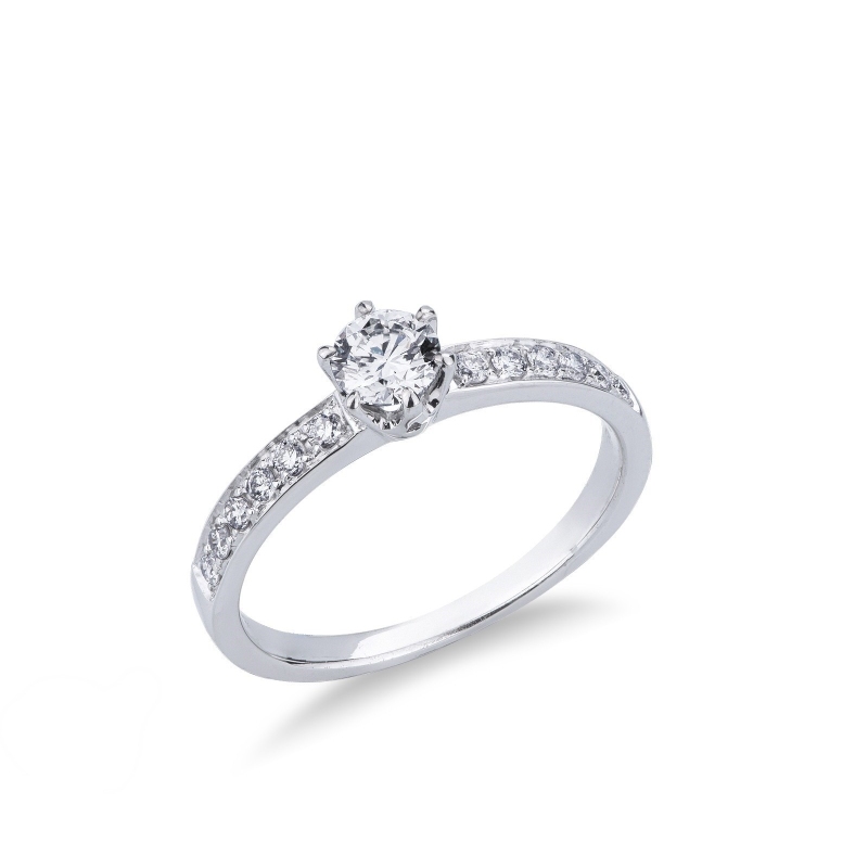 Bague solitaire en or blanc 18 carats et diamant central 0,50 ct