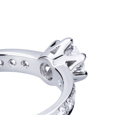 Bague solitaire en or blanc 18 carats et diamant central de 0,70 ct