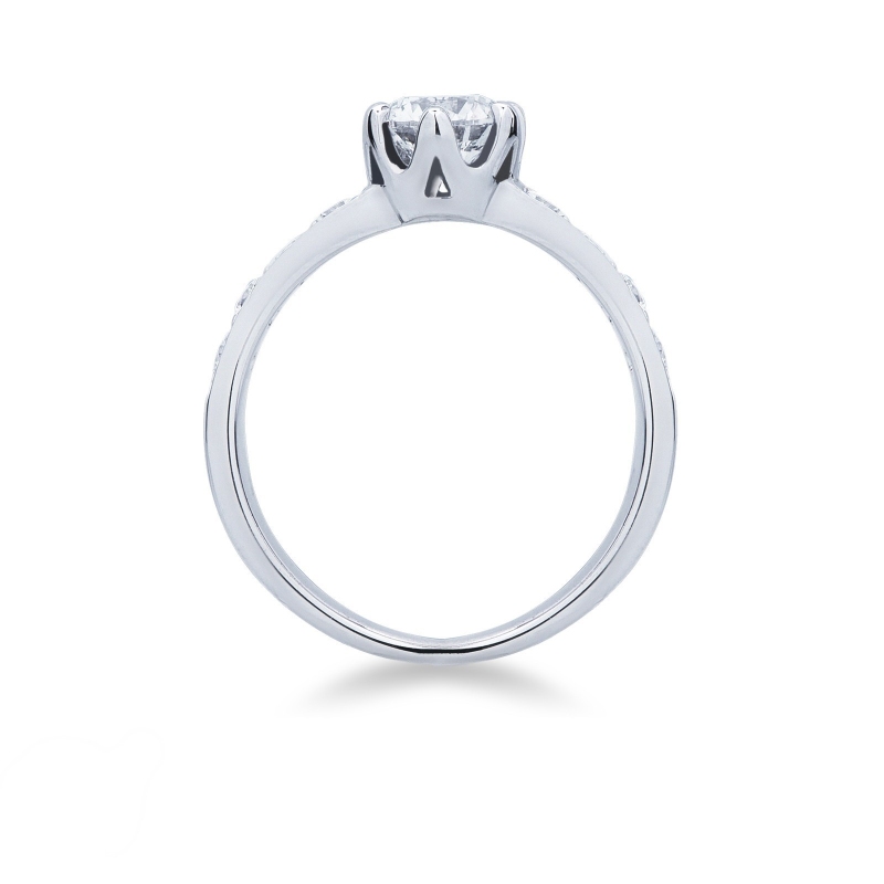 Bague en or blanc 18 carats avec diamants et pierre centrale 0,90 ct